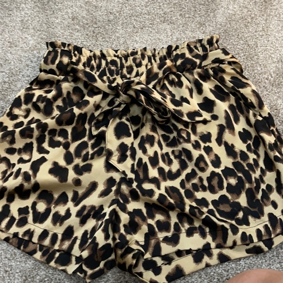ODDY Pants - Leopard Shorts with pockets and tie belt